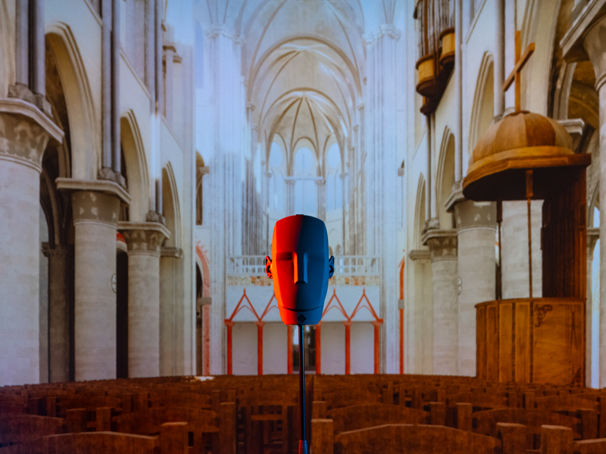 Projet PHEND. Le passé a des oreilles à Notre Dame (The Past Has Ears at Notre-Dame). Micro tête binaurale devant une reconstitution virtuelle de Notre-Dame.